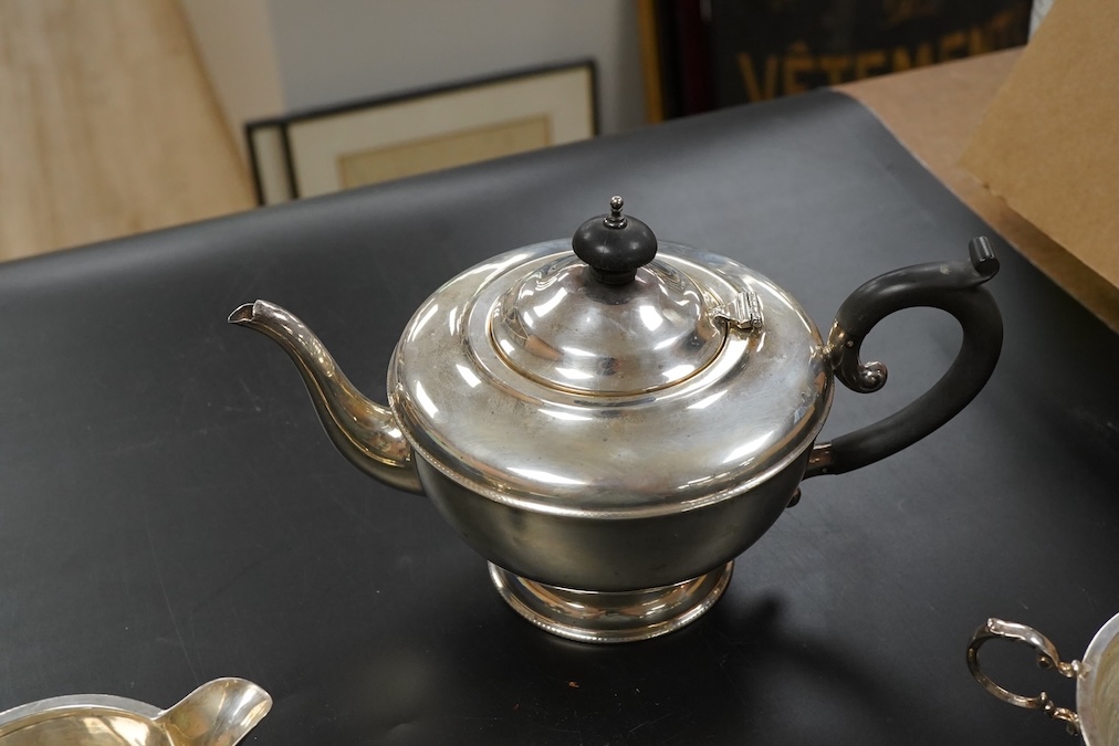 A George V silver three piece tea set teapot handle to spout 24cm., weight approx. 19.28ozt